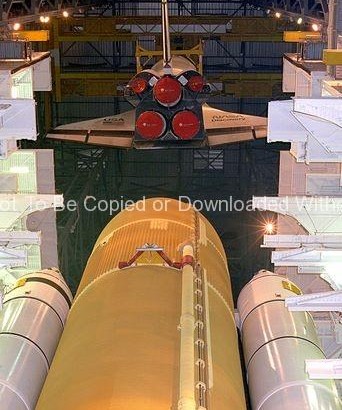 STS-70 Mating (Discovery) GPN-2000-000977